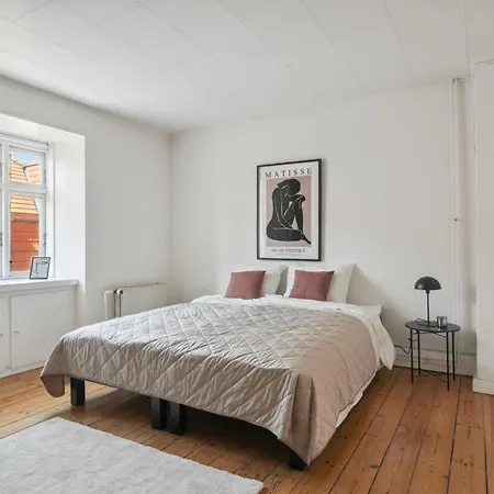 - 2br Sophisticated Urban Retreat Apartment