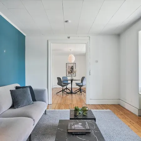 - 2br Sophisticated Urban Retreat