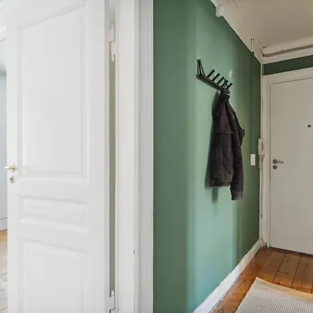 - 2br Sophisticated Urban Retreat